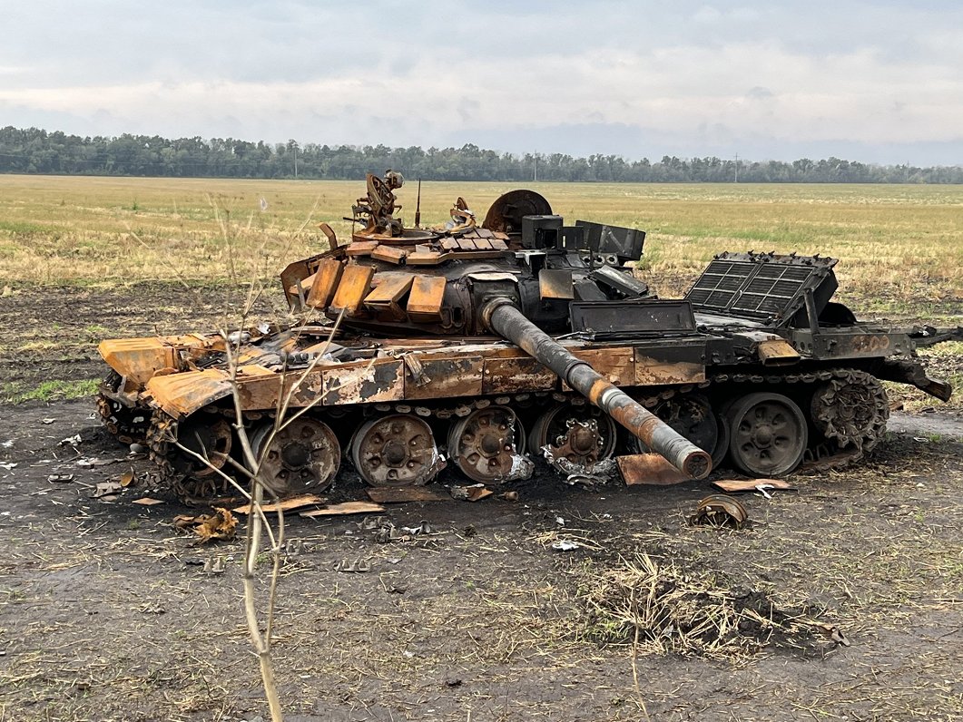 Iznīcināts tanks Ukrainā. Attēls ilustratīvs.
