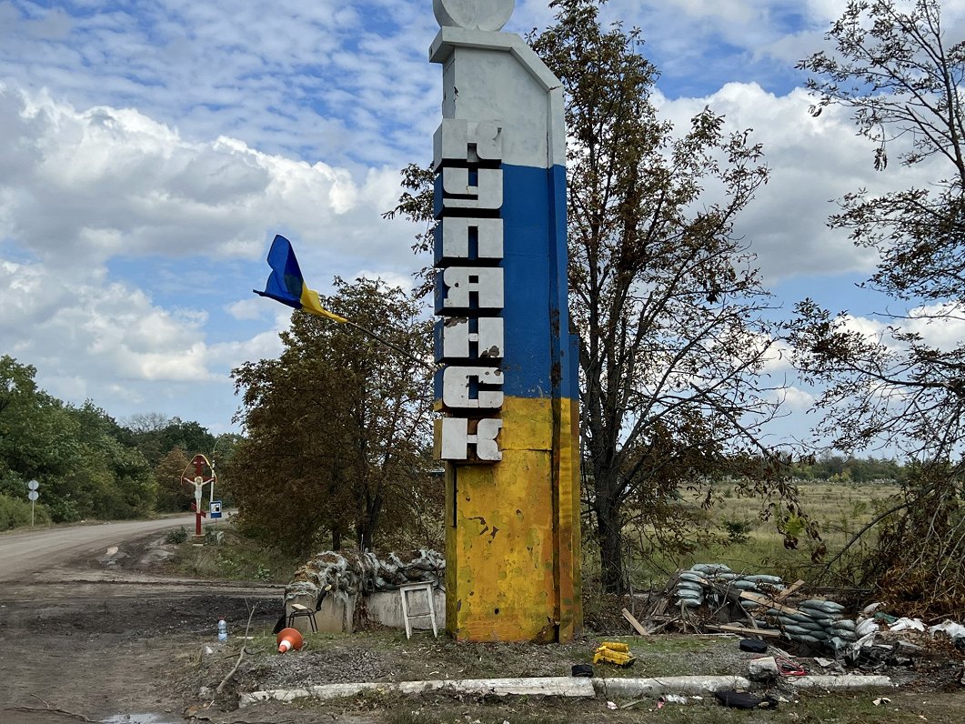 Pēc atbrīvošanas Kupjanskas pilsētas uzraksts jau atkal pārkrāsots Ukrainas karoga krāsās