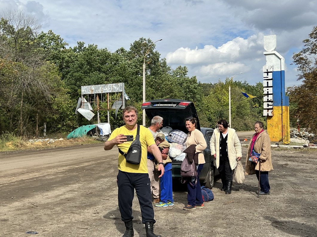 Ukraiņu brīvprātīgais Dmitro Prasolovs palīdz evakuēt savus tuviniekus