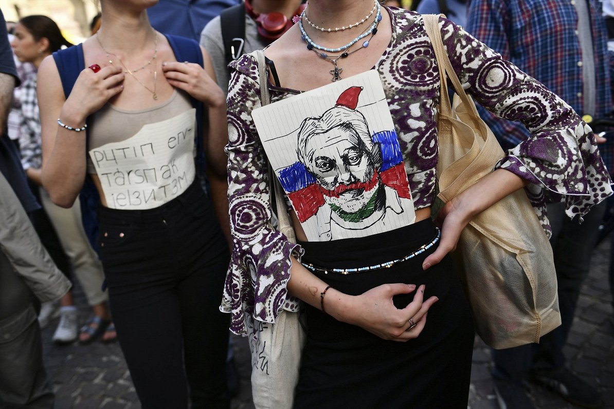 Ungāru studentes protesta akcijā ar plakātu &quot;Ziņo par to biedram Putinam&quot;