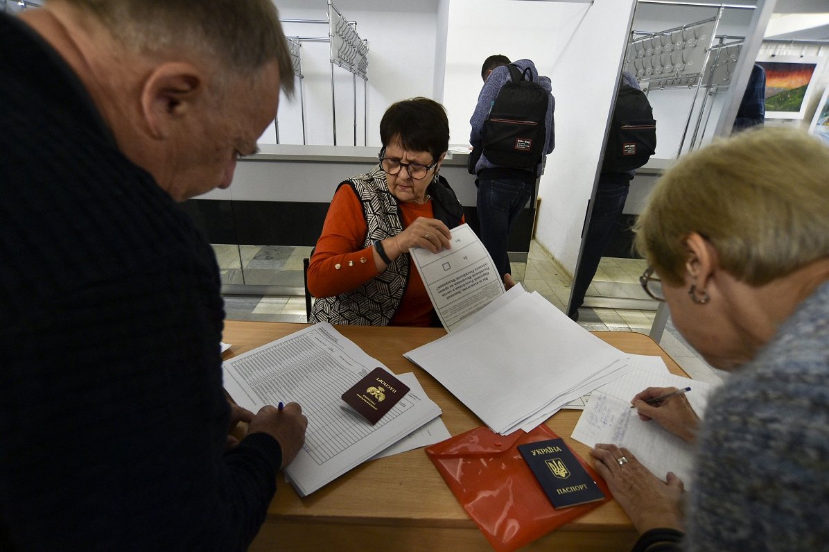 Cilvēki pseidoreferendumā balso par Luhanskas un Doneckas nākotni (23.09.2022)