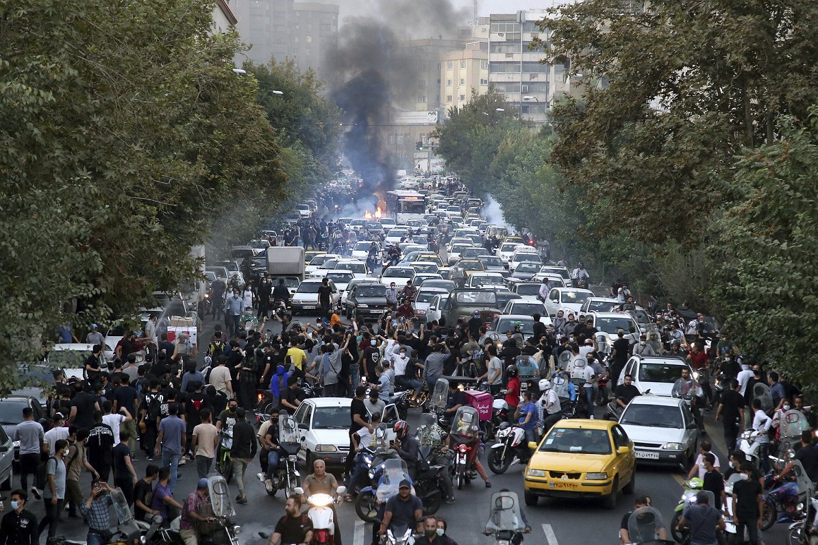 Aculiecinieka uzņems foto no protestiem Irānā, kas izvests no valsts (21.09.2022)