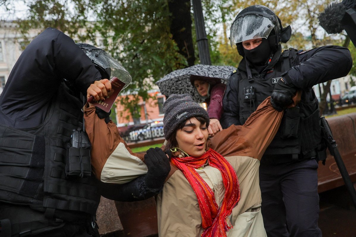 Maskavā aiztur protesta pret mobilizāciju dalībnieci (24.09.2022)