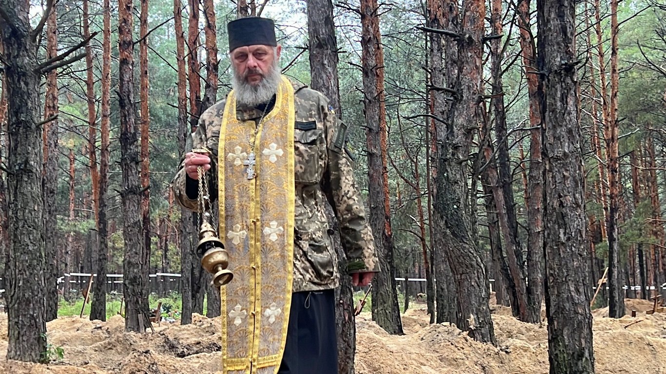 Ukrainas bruņoto spēku kapelāns, Kijivas patriarhāta pareizticīgo baznīcas priesteris Jurijs Potikun...