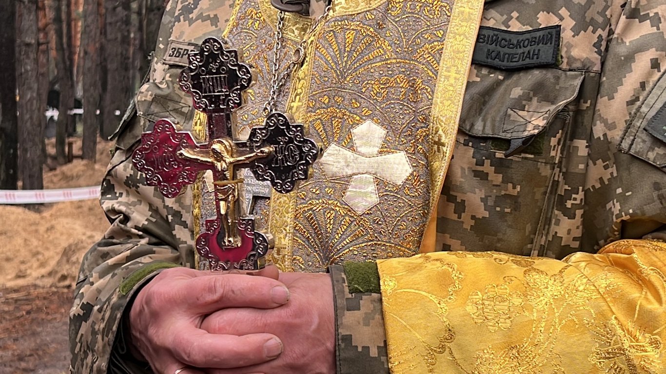 Ukrainas bruņoto spēku kapelāns, Kijivas patriarhāta pareizticīgo baznīcas priesteris Jurijs Potikun...