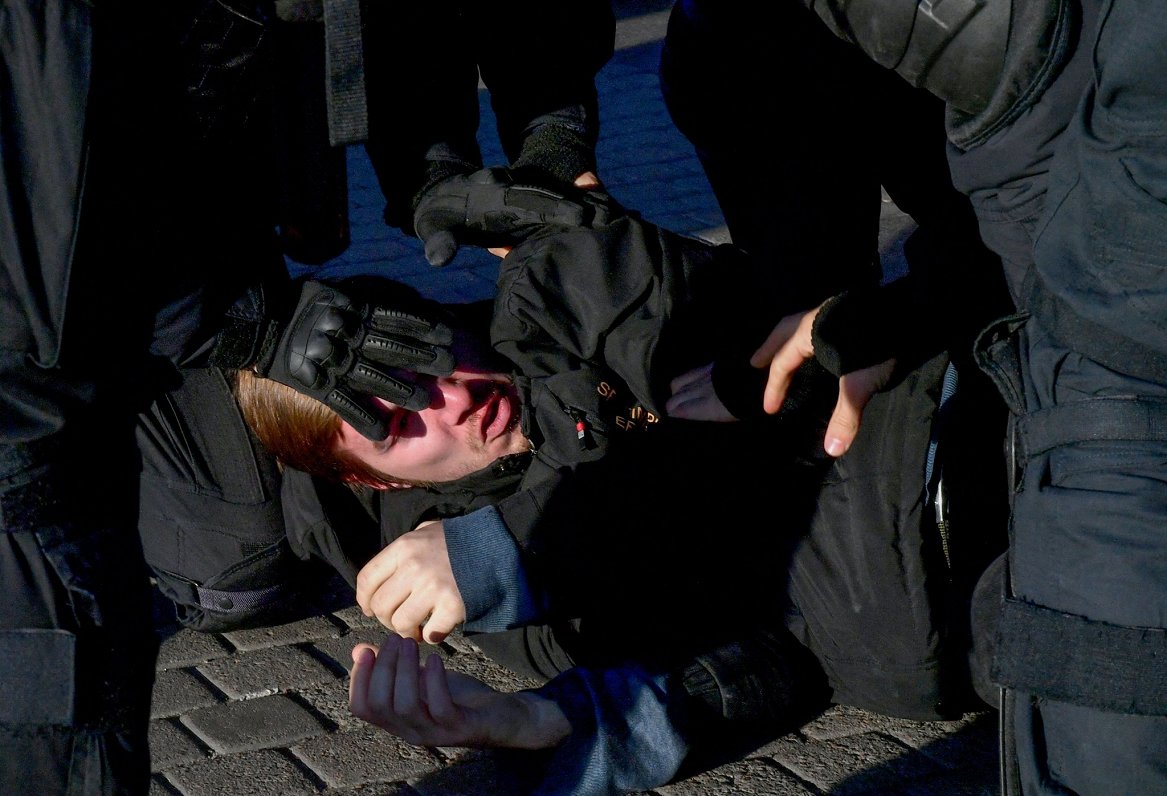 Задержание участника митинга против мобилизации. РФ, С.-Петербург, 24.09.2022.