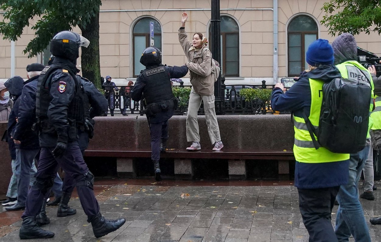Krievijas galvaspilsētā Maskavā tiek aizturēta protesta akcijas dalībniece