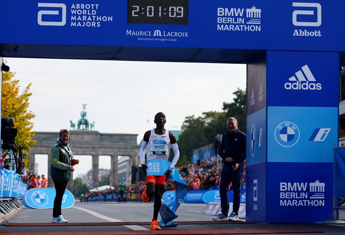 Kenijas skrējējs Eliuds Kipčoge finišē Berlīnes maratonā ar jaunu pasaules rekordu: divas stundas, v...