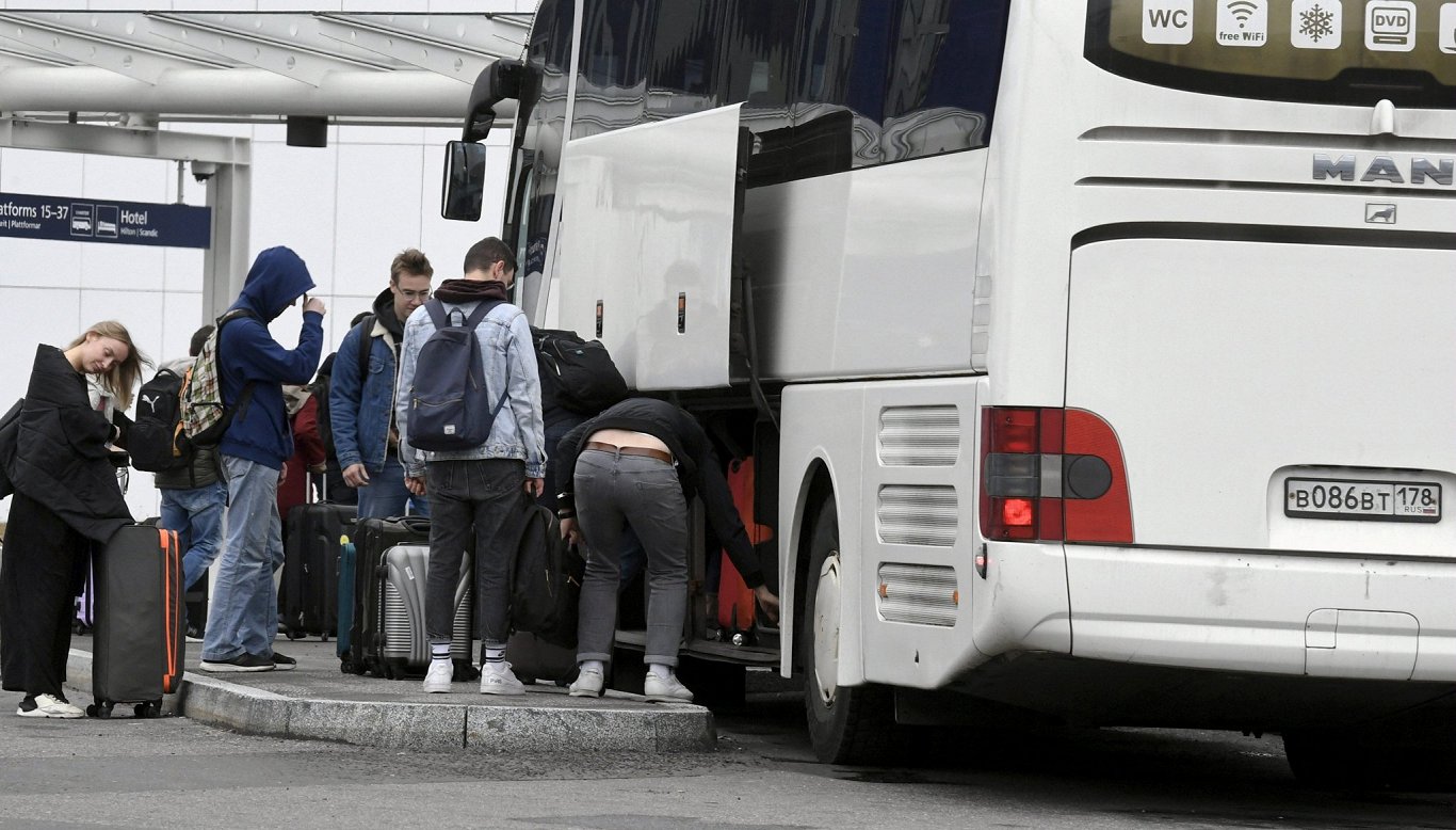 Autobuss no Sanktpēterburgas ieradies Helsinku lidostā