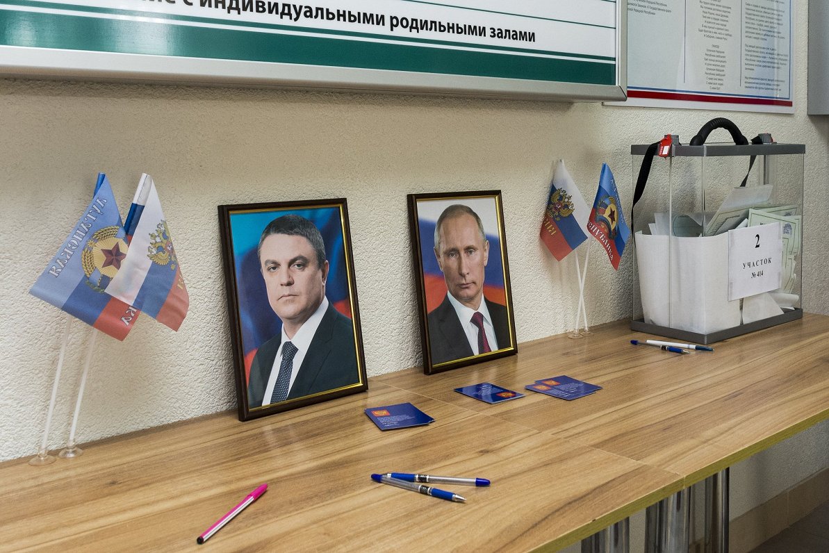 Leonīda Pasečnika, okupētā Luhanskas reģiona līdera, portrets kopā ar Krievijas prezidenta Vladimira...