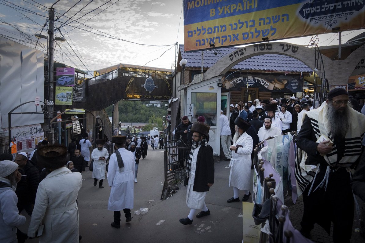 Hasidic pilgrims flood a Ukrainian city / Article