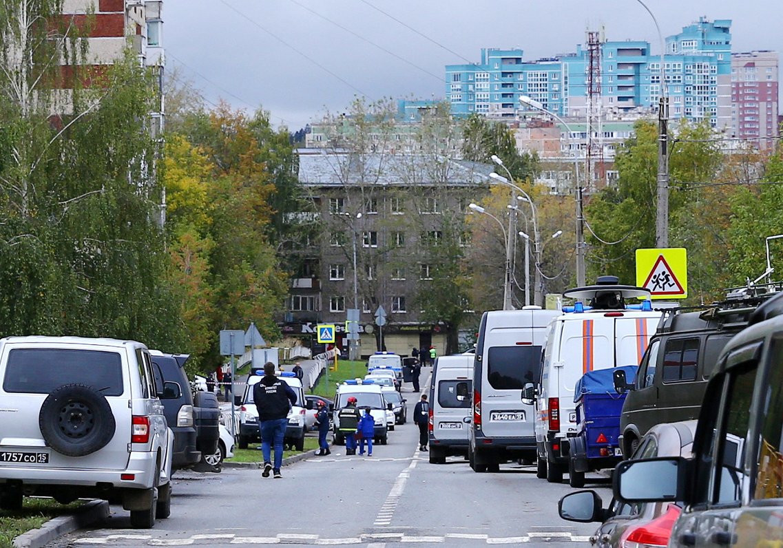 Policija un glābšanas dienesti pie notikuma vietas Krievijas pilsētā Iževskā