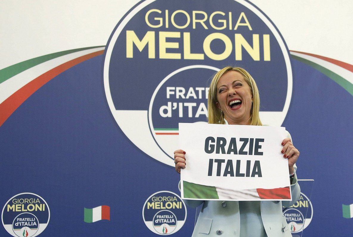 Itālijas labējās partijas &quot;Itālijas brāļi&quot; līdere Džordžija Meloni ar plakātu &quot;Paldie...