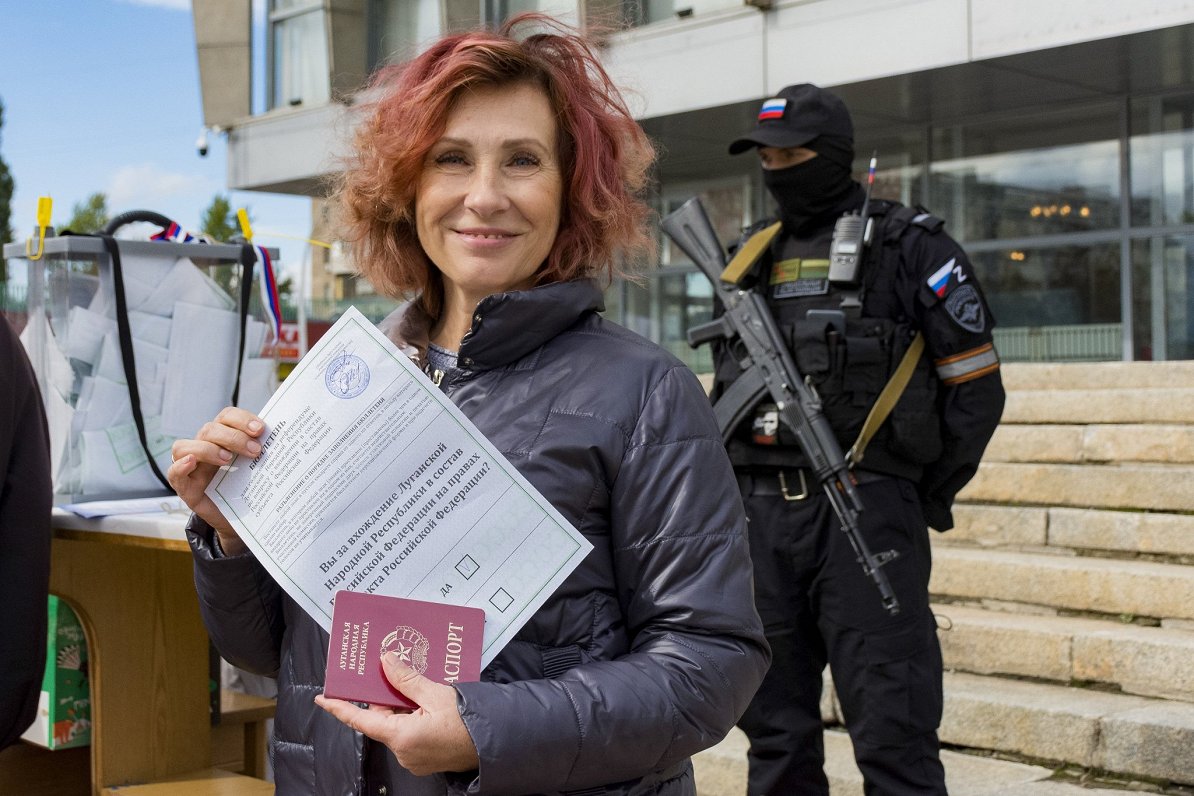 Luhanskā sieviete piedalās pseidoreferendumā par reģiona pievienošanu Krievijai
