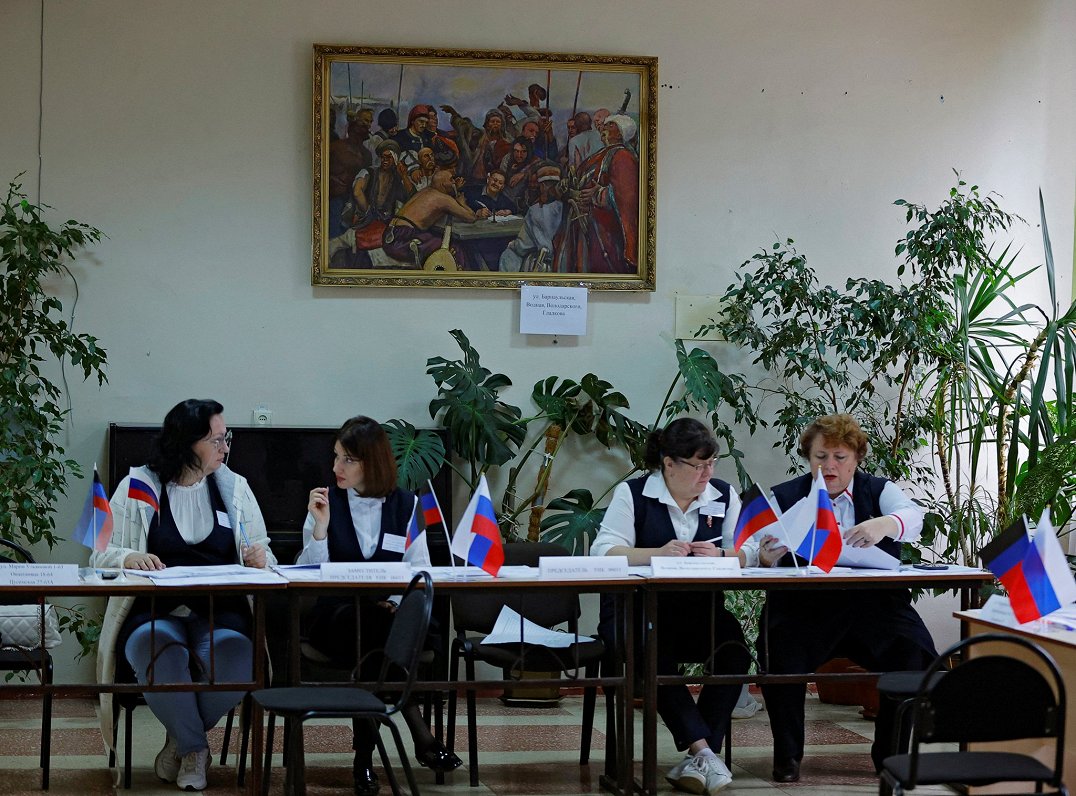 Balsošanas iecirknis Doneckā. Krievija rīko pseidoreferendumu, lai noformētu okupēto Ukrainas reģion...