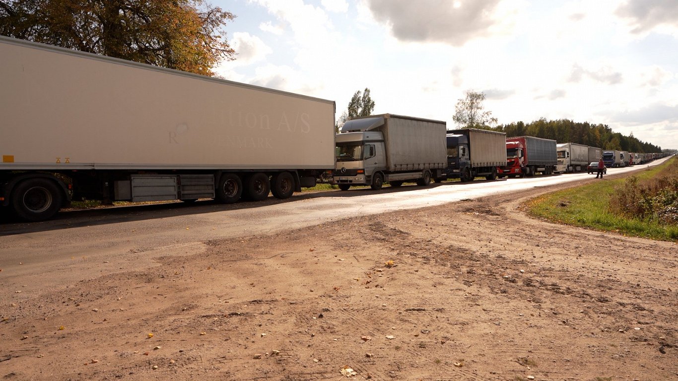 REPORTĀŽA: Uz robežas ar Krieviju – būvdarbi, kravas auto rinda un ukraiņi - Lsm.lv