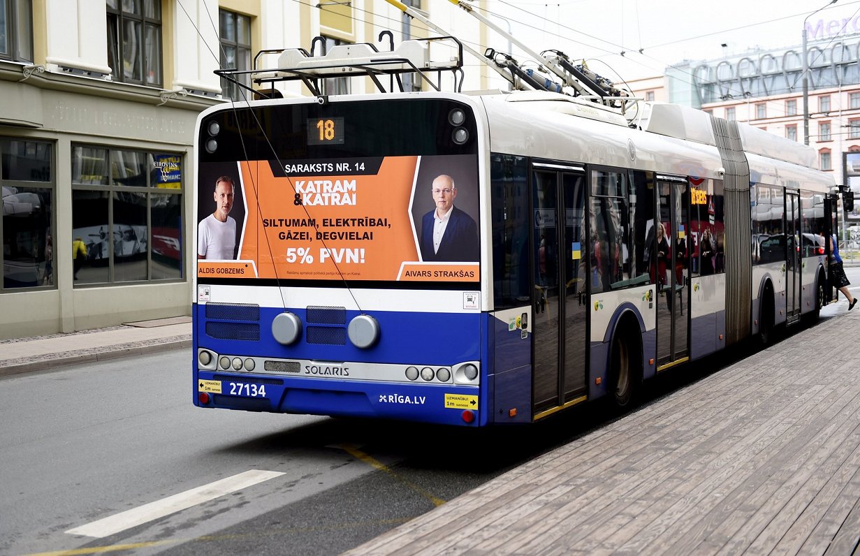 Partijas &quot;Katram un katrai&quot; 14. Saeimas vēlēšanu reklāma uz sabiedriskā transporta