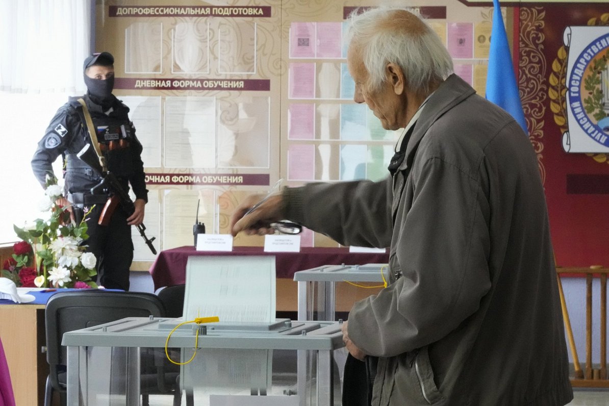 Vīrietis balso pseidoreferendumā Luhanskā