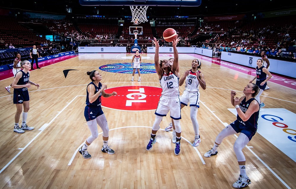 ASV basketboliste Elisa Tomasa (ar bumbu) Pasaules kausa spēlē pret Serbiju
