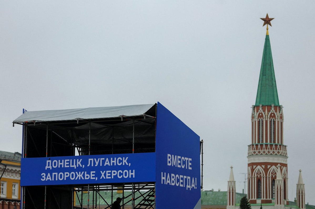 Sarkanajā laukumā Maskavā jau tiek celta skatuve, ko rotā Kremļa propagandas saukļi &quot;Donecka, L...