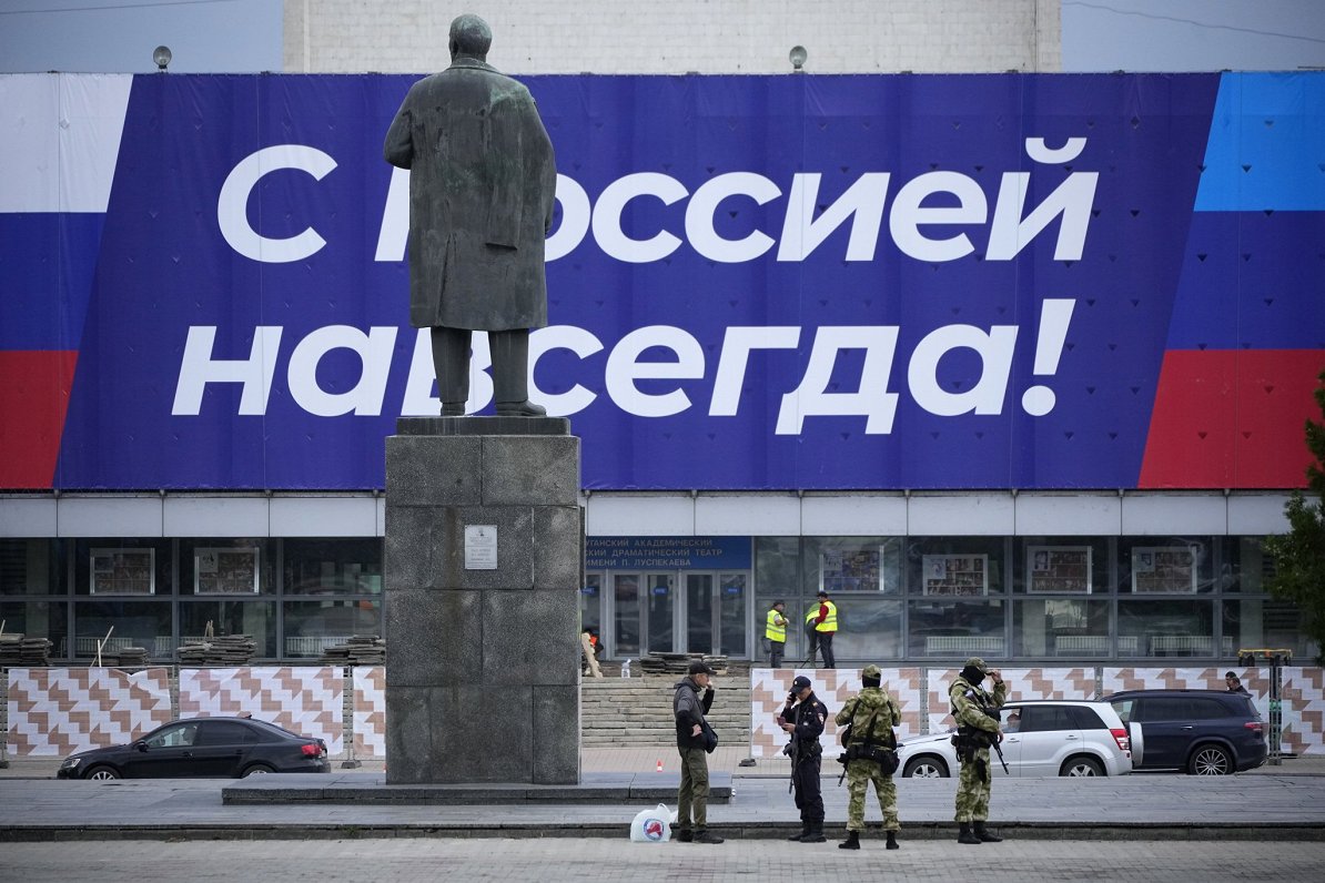 Boļševiku vadoņa Ļeņina piemineklis Krievijas okupētajā Ukrainas pilsētā Luhanskā. Uzraksts vēsta &q...
