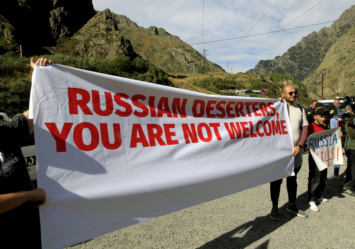 Gruzijā pie robežas aktīvisti sagaida krievu ieceļotājus ar lozungu &quot;Krievu dezertieri, jūs nee...