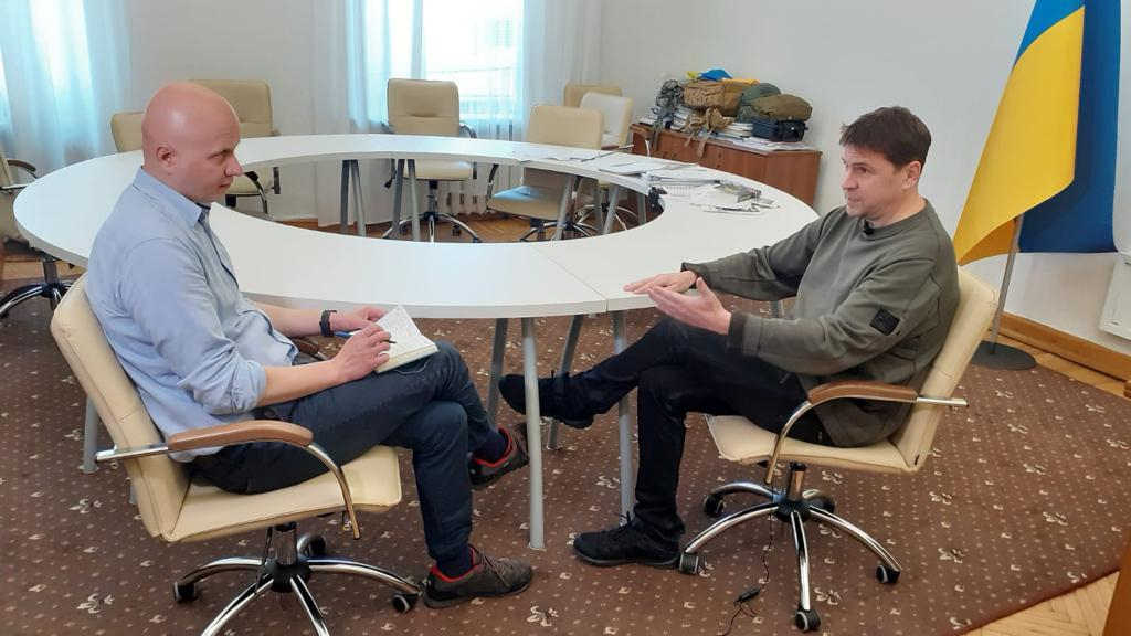 LTV žurnālists Gints Amoliņš intervē Ukrainas prezidenta biroja vadītāja padomnieku Mihailo Podoļaku