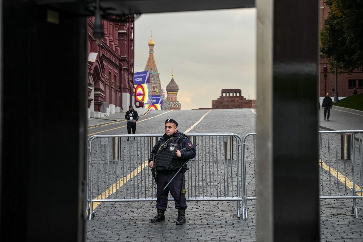 Policists pie ieejas Sarkanajā laukumā, kurā tiks svinēta okupēto Ukrainas teritoriju pievienošana K...
