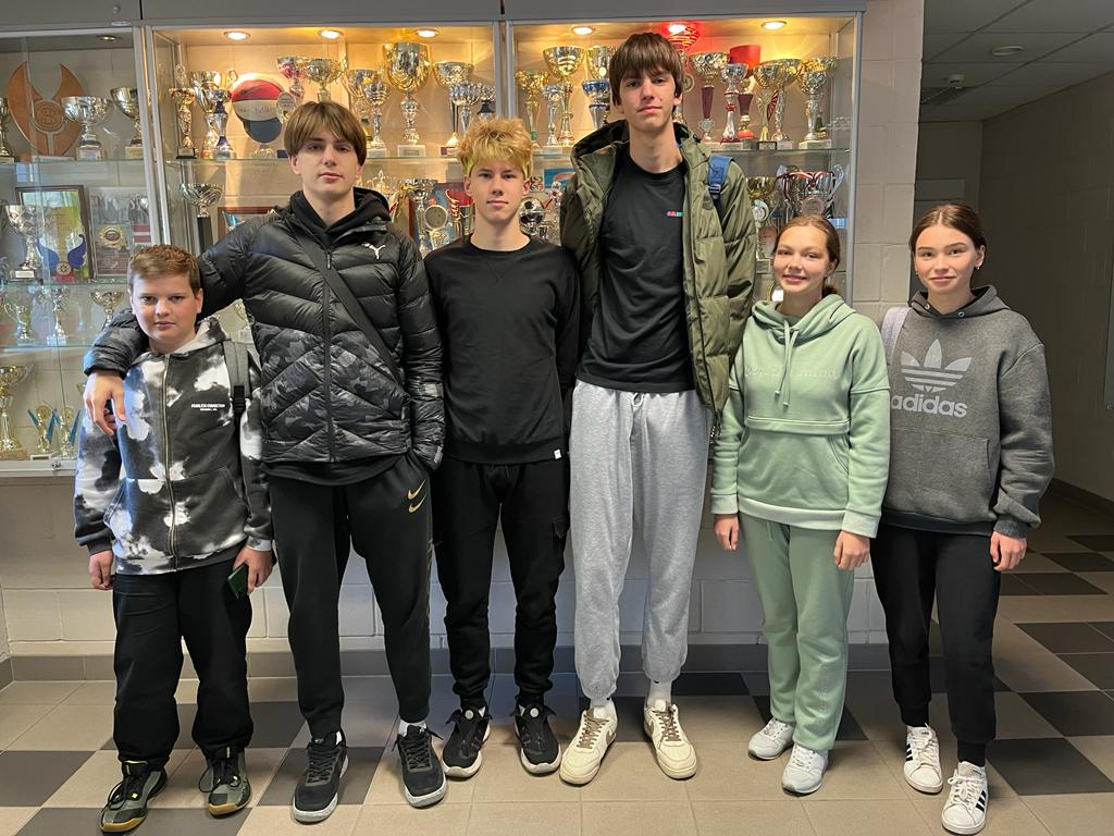 11.klases skolēni, basketbolisti Bogdans (otrais no kr.) un Georgijs (ceturtais no kr.) ar citiem uk...