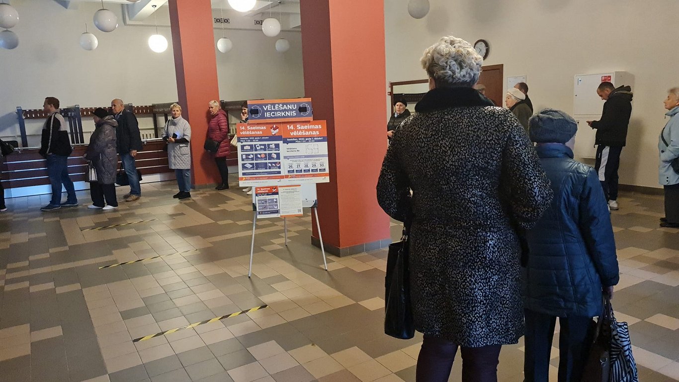 Rinda vēlēšanu iecirknī Vienības namā Daugavpilī