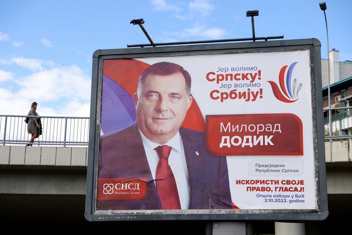 Bosnijas serbu līdera Milorada Dodika priekšvēlēšanu kampaņas plakāts ar saukli &quot;Es mīlu Serbij...