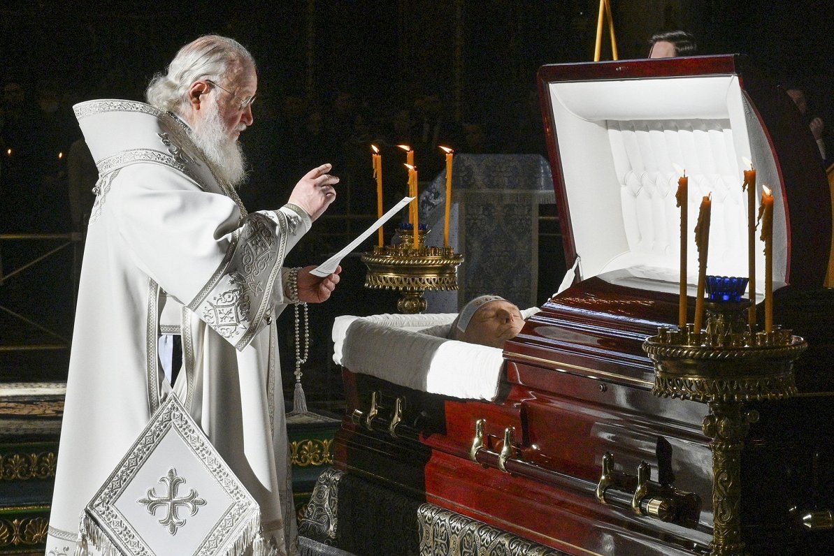 Patriarhs Kirils vada ar koronavīrusu mirušā Krievijas politiķa Vladimira Žirinovska bēres šā gada a...