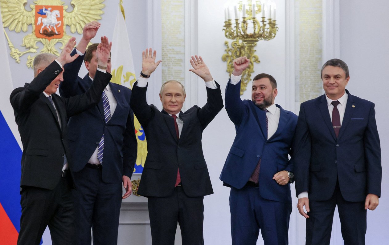 Krievijas prezidents Vladimirs Putins (vidū) ar okupēto Ukrainas apgabalu vietvalžiem svin paziņojum...
