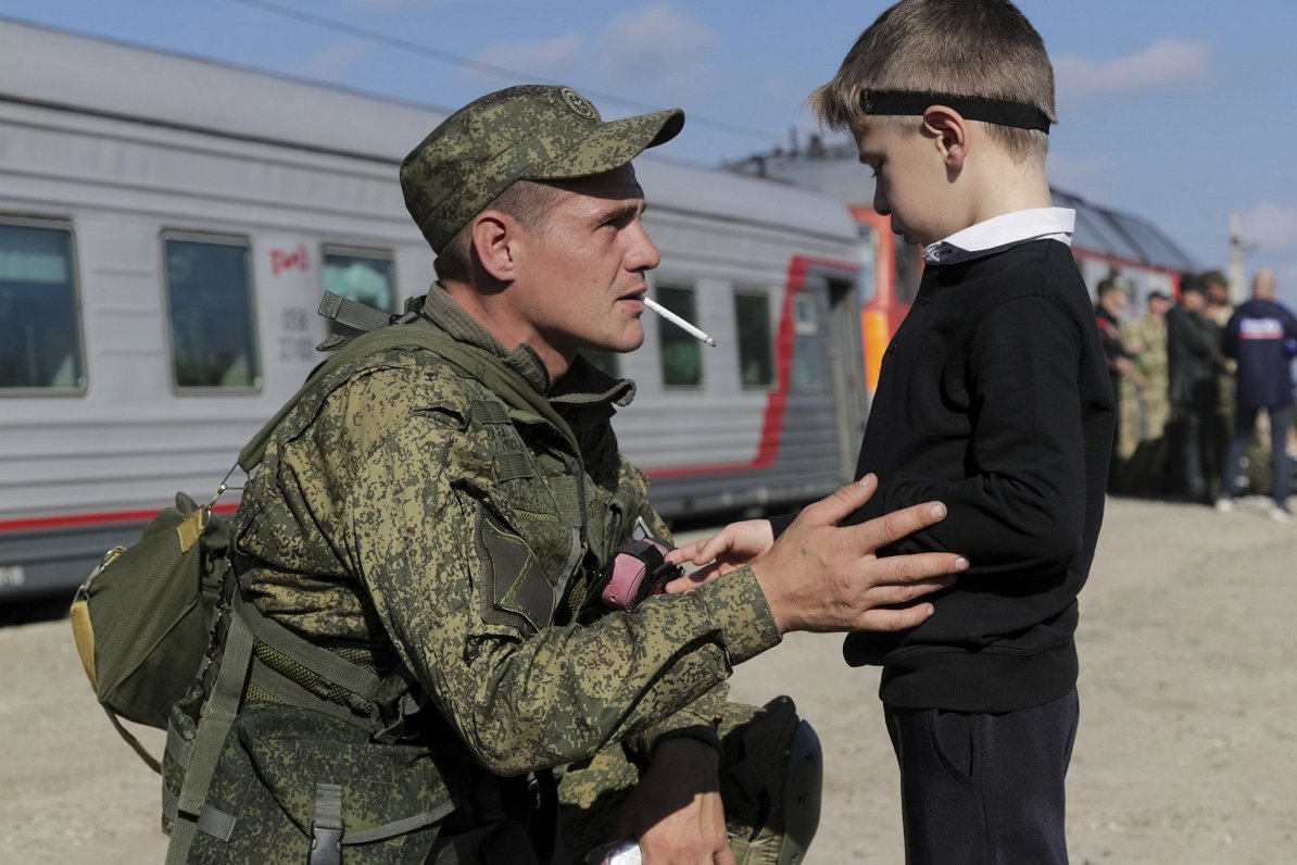 Volgogradas apgabalā Krievijā mobilizētais vīrietis atvadās no dēla