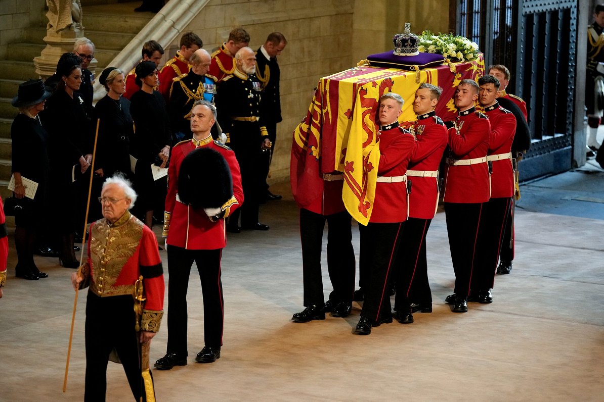 Lielbritānijas karalienes Elizabetes II zārks tiek nogādāts Vestminsteras zālē, kur cilvēkiem četras...
