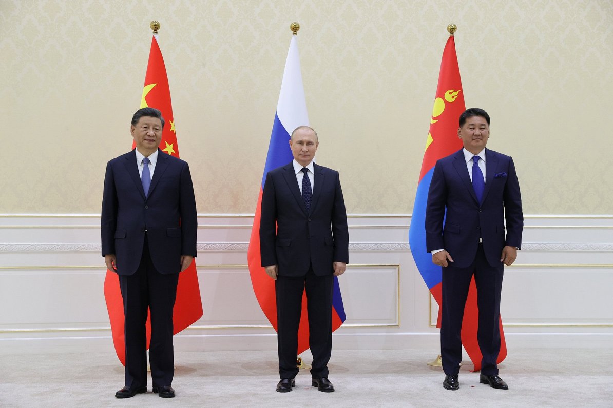 Ķīnas prezidents Sji Dzjiņpins (no kreisās), Krievijas prezidents Vladimirs Putins un Mongolijas pre...