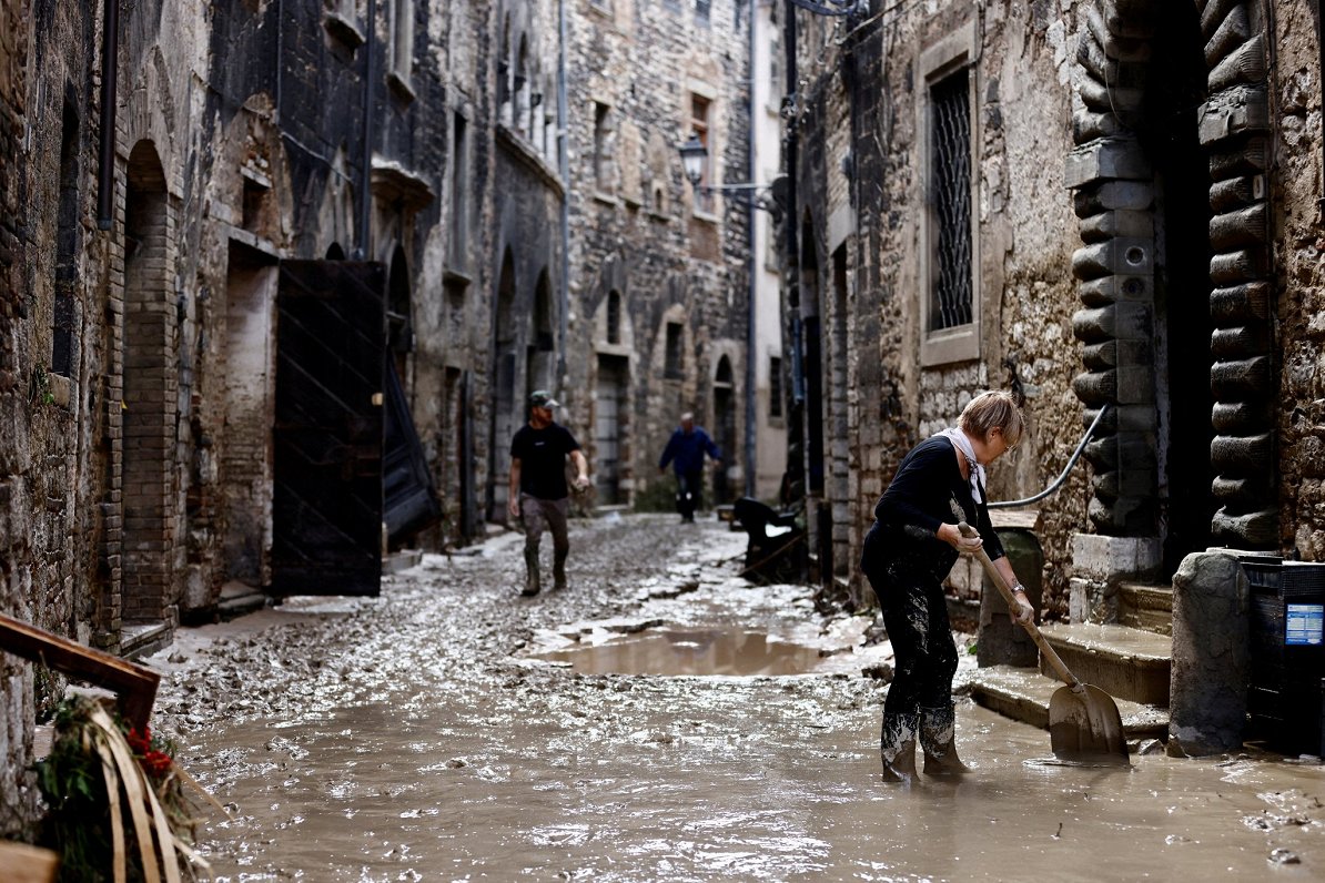 Itālijas vidienes pilsētas skāruši lieli plūdi