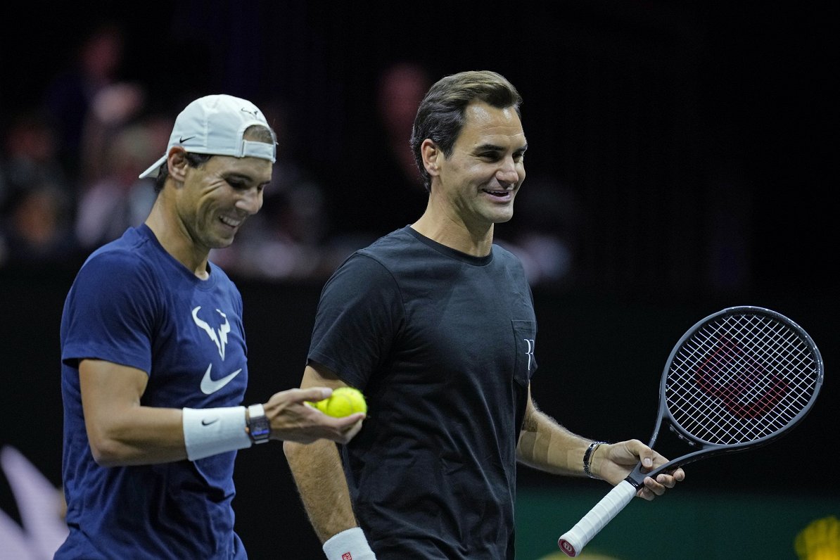Rafaels Nadals (pa kreisi) un Rodžers Federers treniņā pirms Leivera kausa izcīņas