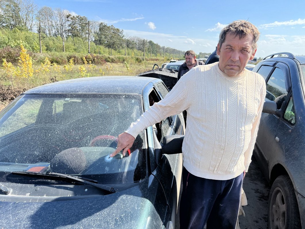 Oleksandrs rāda, ka viņa automašīna cietusi apšaudē
