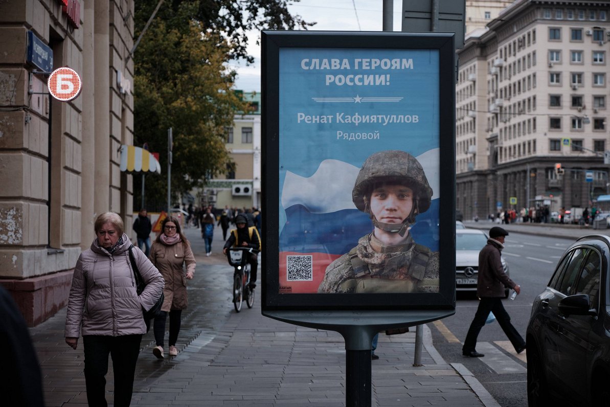 Armijas plakāts ar krievu karavīru