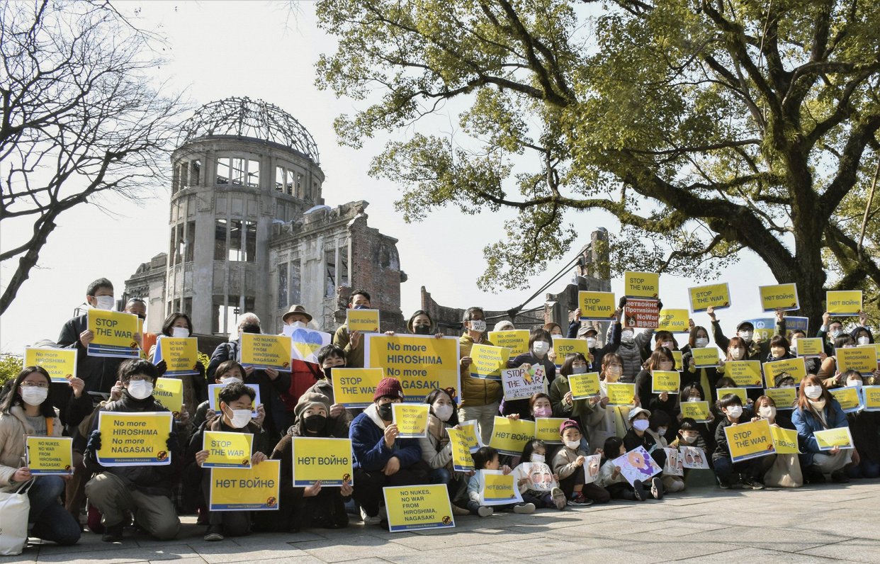 Pretkara mītiņš Japānas pilsētā Hirosimā, kas pirms 77 gadiem cieta atombumbas sprādzienā