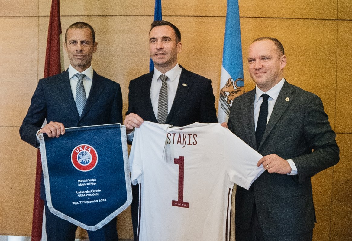 UEFA prezidents Alekanders Čeferins (no kreisās), Rīgas mērs Mārtiņš Staķis un LFF prezidents Vadims...
