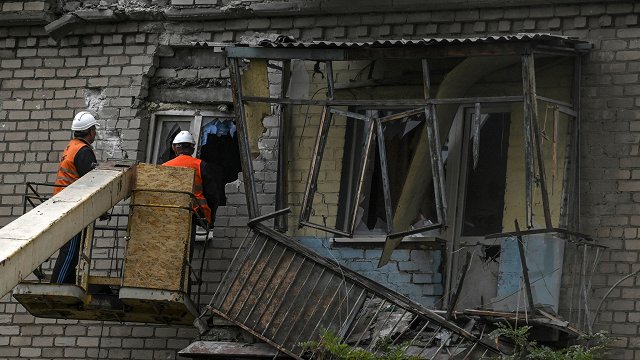 «Sēdējām, skatījāmies televizoru, atlidoja bumba»: LTV reportāža no apšaudē cietušās Kramatorskas
