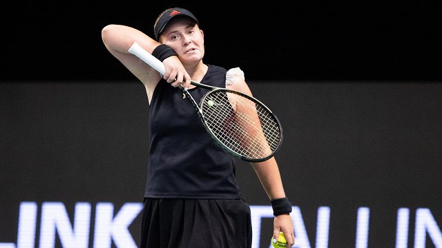 Tenisiste Ostapenko trīs setu cīņā zaudē Kanepi pirmajā kārtā Tallinas turnīrā