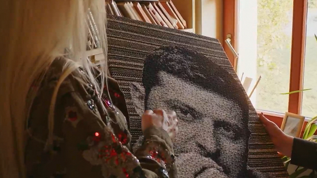 Grobiņniece ar diegiem rada Ukrainas prezidenta Zelenska portretu