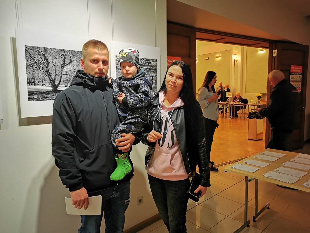 Liepājnieku ģimene atnākusi nobalsot Saeimas vēlēšanās