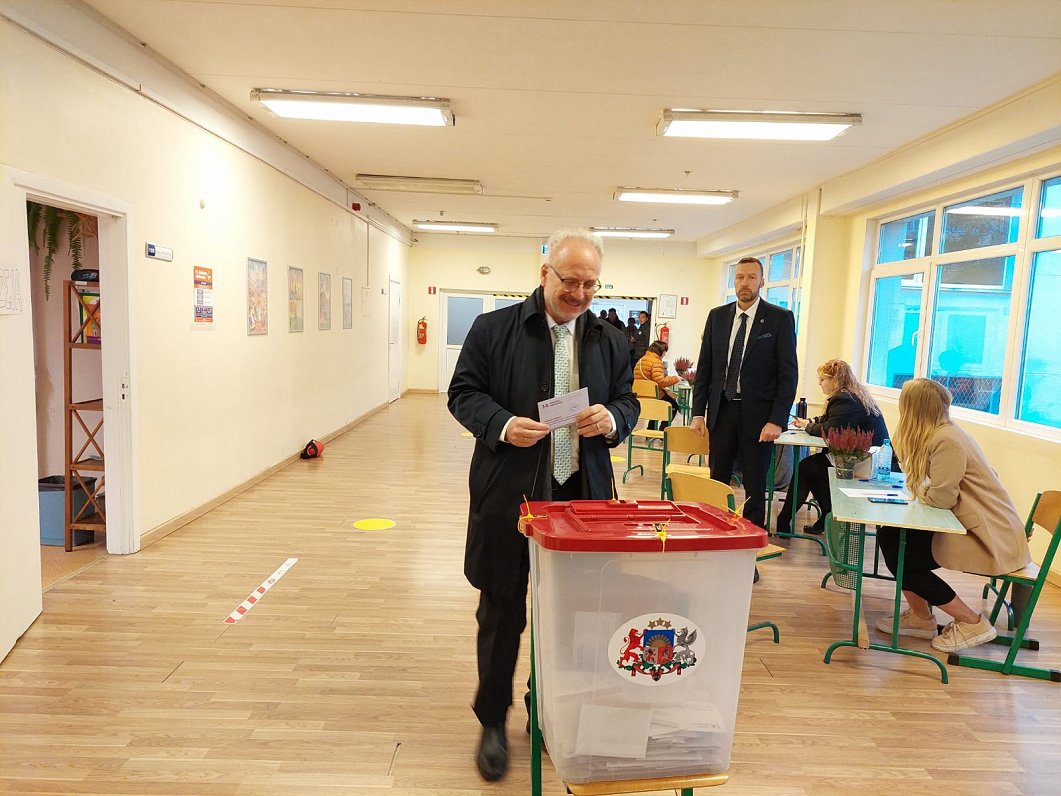 Valsts prezidents Egils Levits balso 14. Saeimas vēlēšanās
