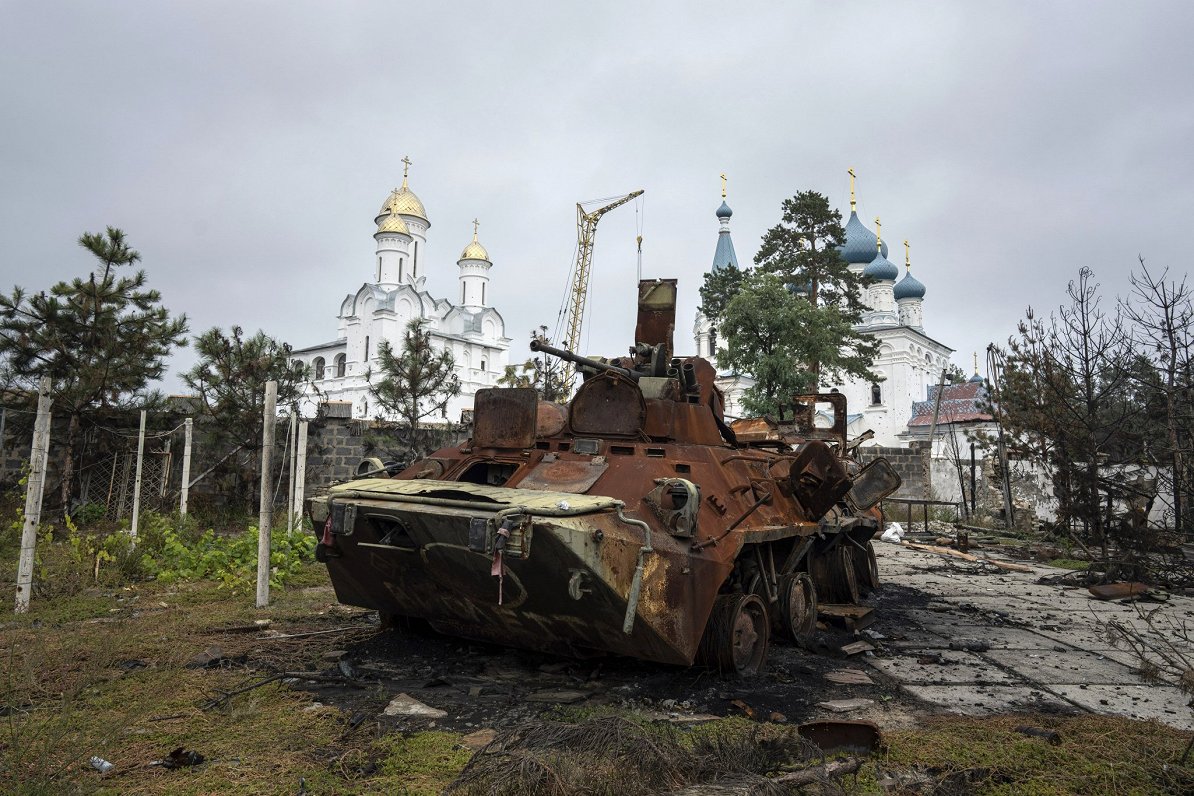 Iznīcināta Krievijas armijas tehnika pie baznīcas Izjumas pilsētā Ukrainā