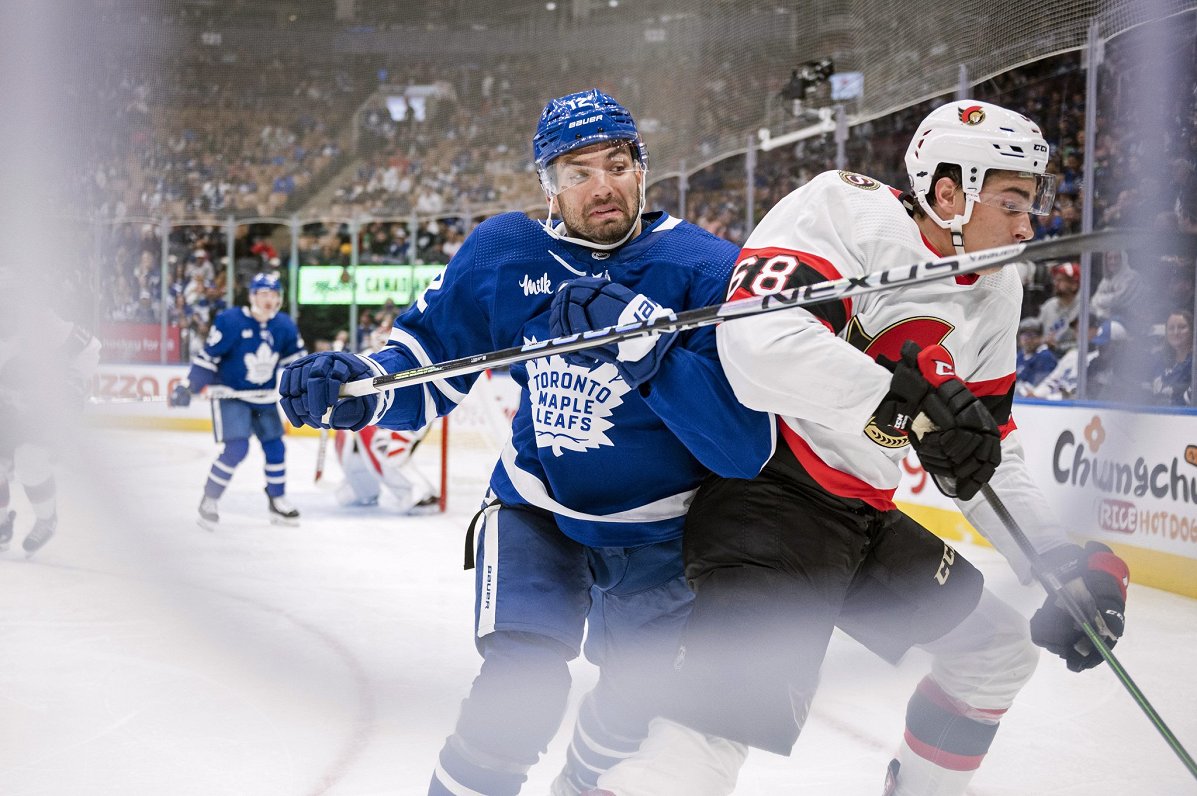 Otavas &quot;Senators&quot; hokejists Kristians Rubīns (pa labi) NHL pirmssezonas spēlē pret Toronto...