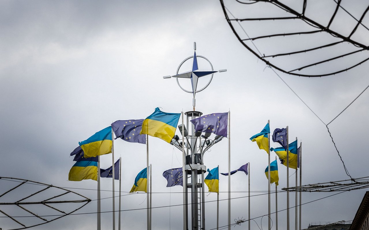 Ukrainas un Eiropas Savienības karogi, kā arī NATO simbols Kijivā
